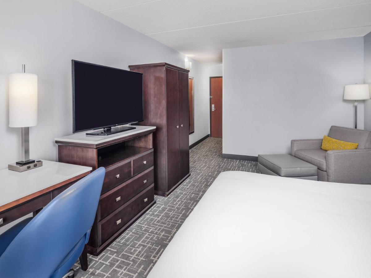 Crowne Plaza Milwaukee South By Ihg Hotell Exteriör bild