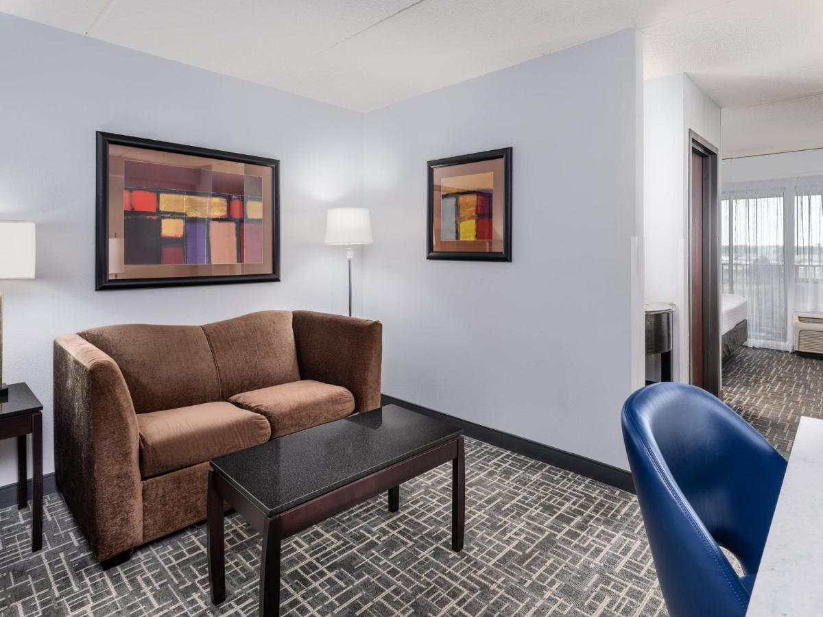 Crowne Plaza Milwaukee South By Ihg Hotell Exteriör bild