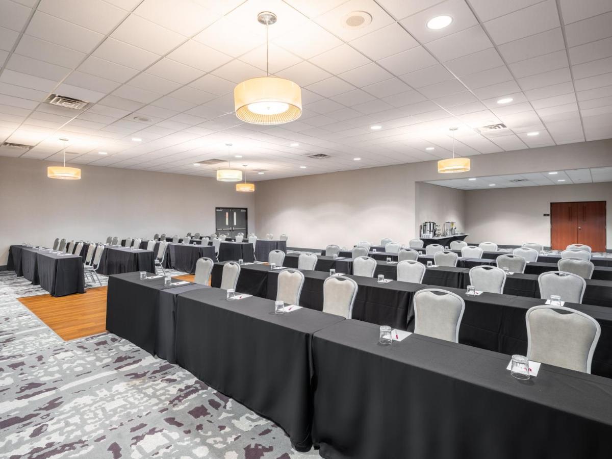 Crowne Plaza Milwaukee South By Ihg Hotell Exteriör bild