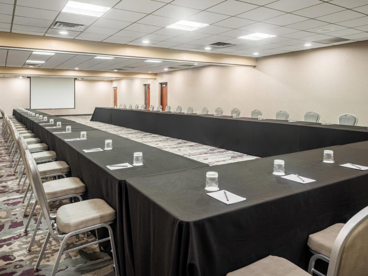 Crowne Plaza Milwaukee South By Ihg Hotell Exteriör bild